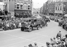 831612 Afbeelding van de Memorial D-Day Parade met militairen van de 3rd Canadian Infantry Division op de Neude te ...